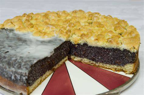 Mohnkuchen mit zitronigem Zuckerguss, servierfertig