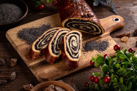 Mohnstrudel angeschnitten auf Holzbrett mit einer Tasse Kaffee
