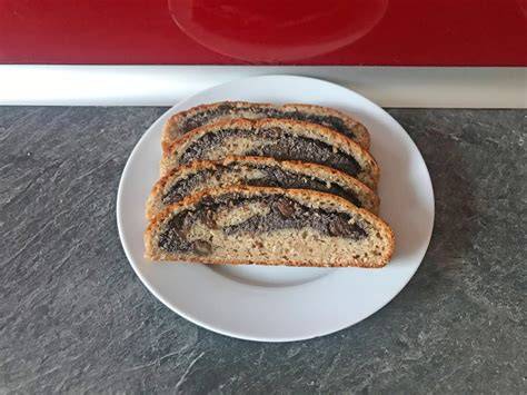 Mohnstrudel aufgerollt, bereit fürs Backblech