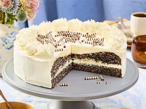 Mohntorte in Springform, mit Puderzucker bestäubt
