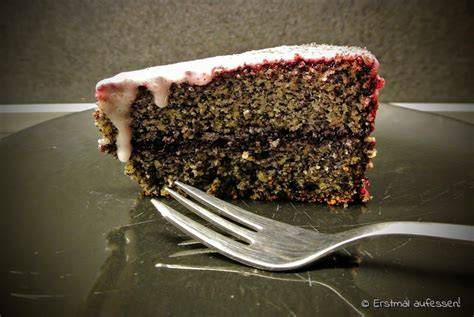 Mohntorte mit Glasur und Preiselbeerfüllung