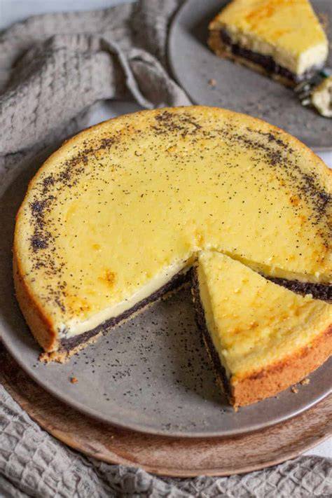 Mohntorte mit Schmand und Pudding aufgeschnitten