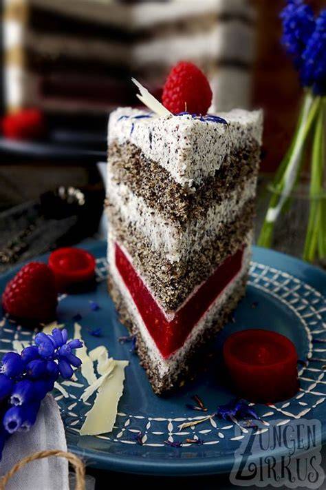 Mohntorte mit verschiedenen Füllungen und Dekorationen