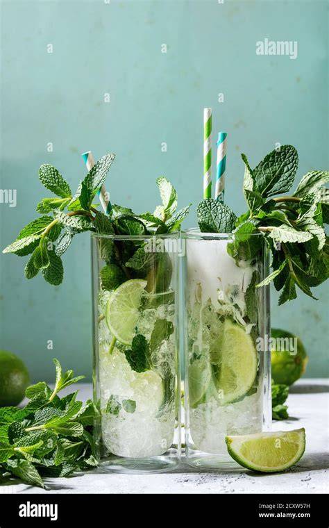 Mojito mit Crushed Ice und Minze