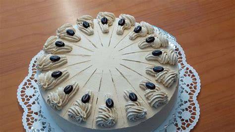 Mokka Torte auf einer klassischen Kaffeetafel