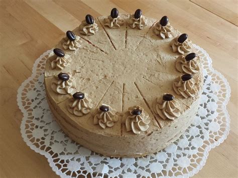 Mokka-Buttercremetorte angeschnitten, Servierplatte, Kaffeebohnen