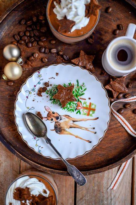 Mokka-Cheesecake im Glas auf Festtagstellern