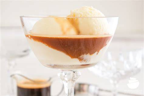 Mokka-Eis in Gläsern mit Espresso-Bohne als Dekor