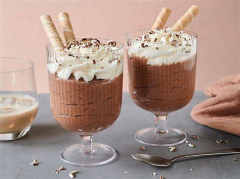 Mokka-Pudding im Glas, mit Schlagsahne und Schokoraspeln dekoriert