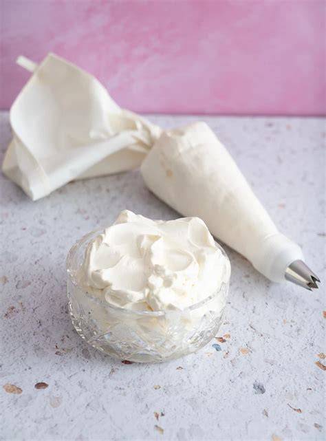 Mokkabuttercreme im Spritzbeutel, daneben Abkühl-Tipps