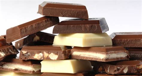 Mokkaschokolade und andere Schokoladensorten im Aldi-Regal