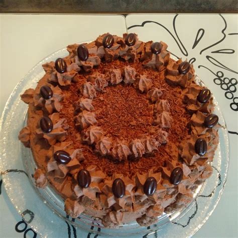Mokkatorte mit Sahne und Schokoraspeln auf einer Kaffeetafel