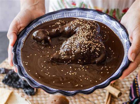 Mole Poblano köchelnde Schokoladen-Chili-Soße im Topf