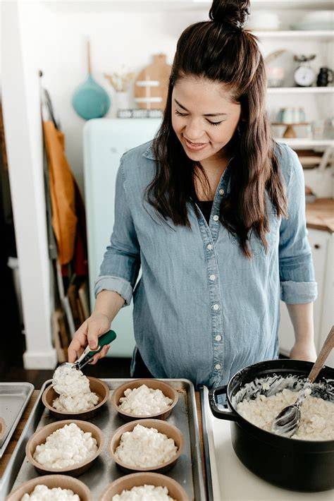Molly Yeh mit Backutensilien und Kuchen
