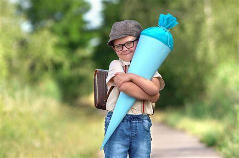 Momente der Einschulung: Kind mit Schultüten-Torte