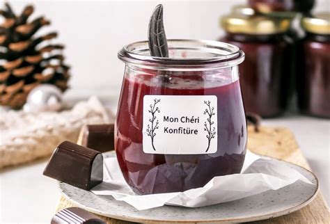 Mon Chéri Eiscreme im Becher mit Schokostückchen und Kirschen