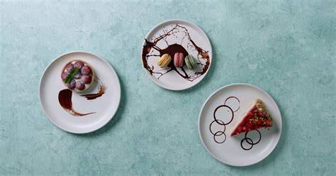 Mondamin Schokoladenpudding als festlicher Dessertteller mit Früchten und Sahne dekoriert