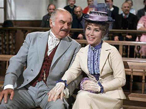 Monika Dahlberg Porträt und Mary-Poppins-Motiv (Schirm, Zuckerlöffel, Noten)