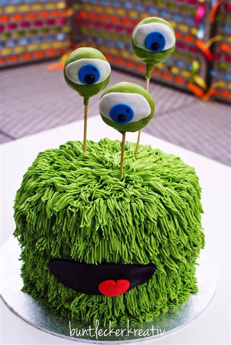 Monster-Kuchen mit blauer Buttercreme und Heidelbeerfüllung
