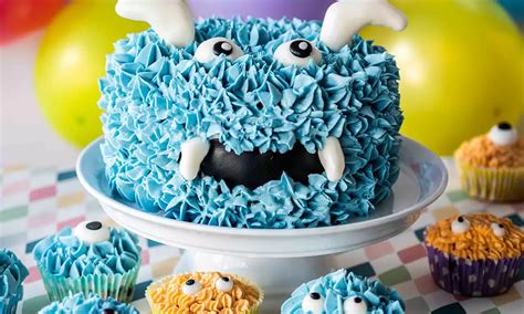 Monster-Torte mit fünf Augen und bunten Buttercreme-Haaren