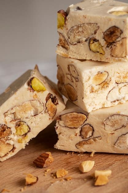 Montélimar Nougat-Stücke auf Holzbrett