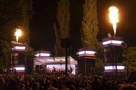 Montage: Monsters auf Festivalbühne mit Bierbänken