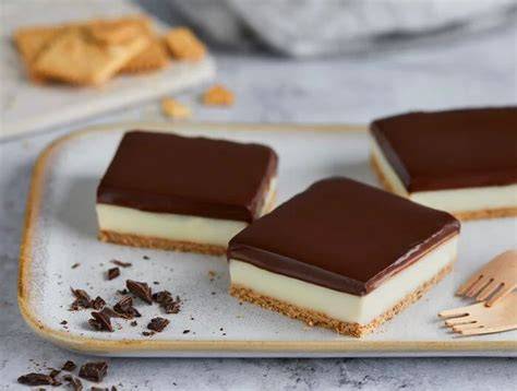 Montekuchen aufgeschnitten mit Keksboden und Schokoglasur