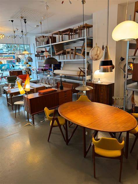 Moodboard: Auswahl an Vintage- und Designklassikern (Sideboard, Sessel, Lampe)