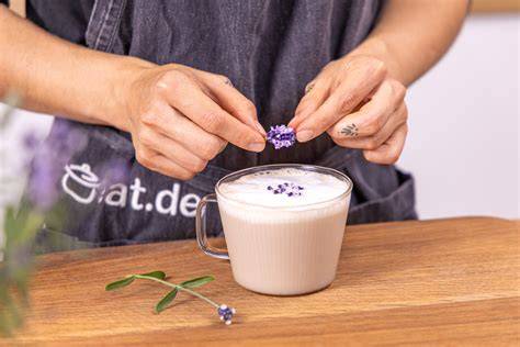 Moon Milk mit Lavendel in Tasse