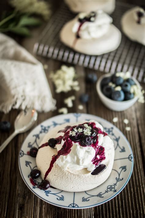 Moospfaff-Torte mit Heidelbeeren, Walnüssen, Nougat und Sahne