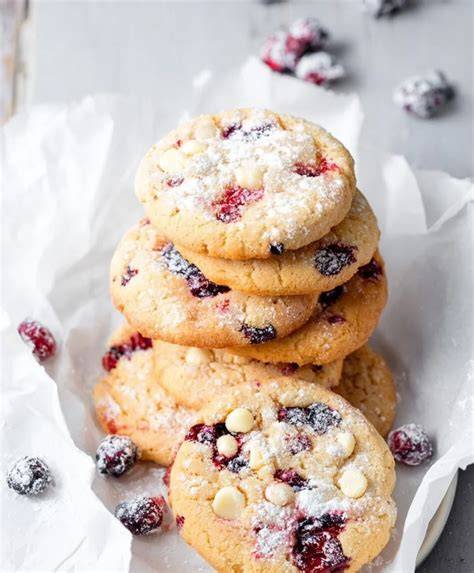 MorgenStund' Kekse auf Holzbrett mit Beeren