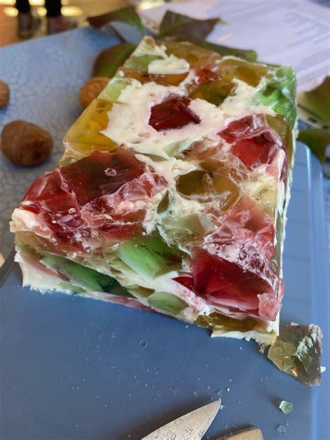 Mosaik-Götterspeise in Glasschale, angeschnitten