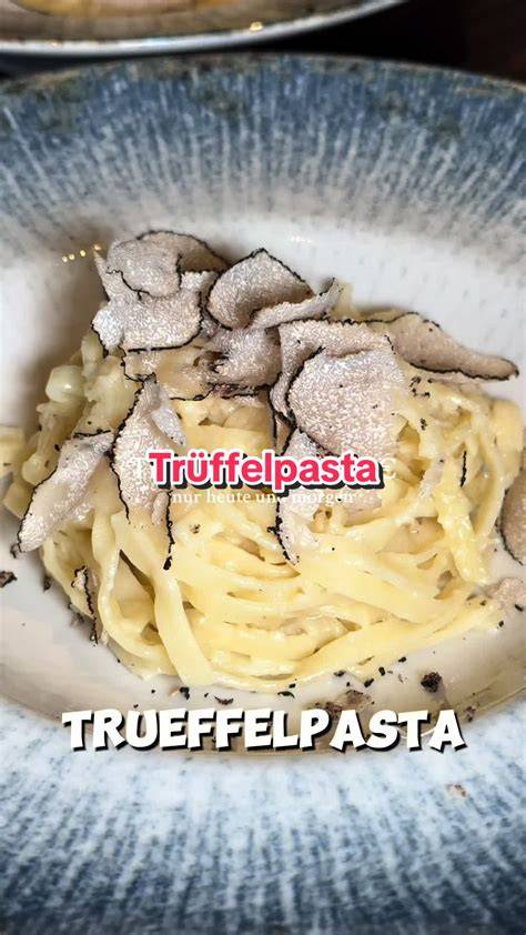 Motiv: Gemeinschaftliches Essen einer Trüffelpasta