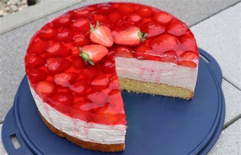 Motiv-Erdbeertorte mit bunten Erdbeeren