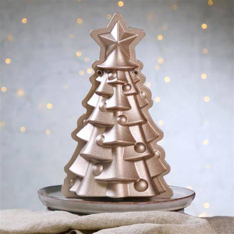 Motivbackform Tannenbaum mit fertig gebackenem Kuchen