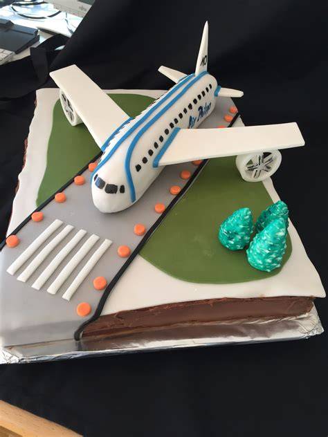 Motivtorte Flugzeug als Mittelpunkt von Kindergeburtstag oder Abschiedsfeier