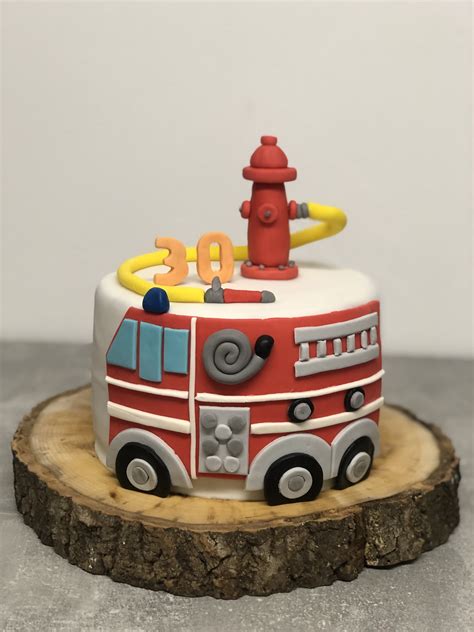 Motivtorte mit Feuerwehr-Thema und handgefertigten Figuren