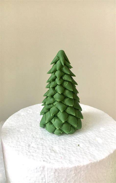 Motivtorte mit Tannenbaum aus Marzipan und Fondant
