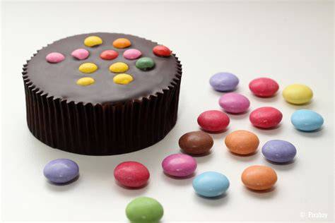 Motivtorte mit bunten Schokolinsen im Inneren