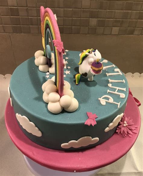Motivtorte mit bunter Fondantdekoration