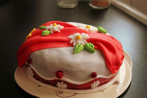 Motivtorte mit fondanttauglicher Füllung und Buttercreme-Versiegelung