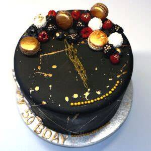 Motivtorte mit selbstgemachtem schwarzem Fondant und goldenen Highlights