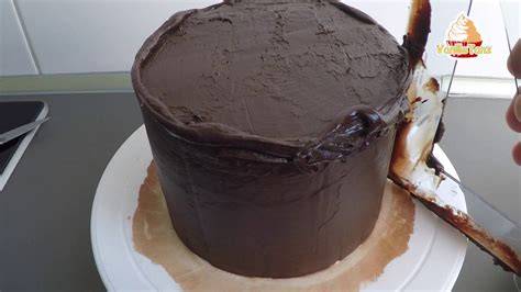 Motivtorte unter Fondant, vorher mit Ganache glattgezogen