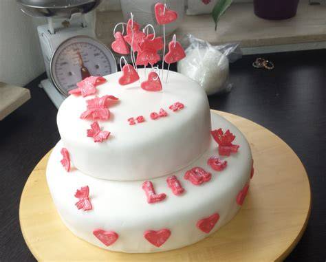 Motivtorten mit fruchtiger Buttercreme Einlage