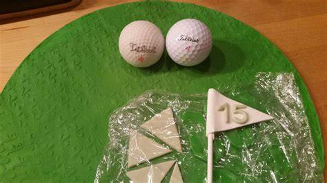 Motivtorten-Deko: Wimpel, Golfbälle, Golfschläger aus Fondant