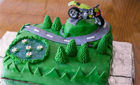 Motorrad Torte auf Partytafel