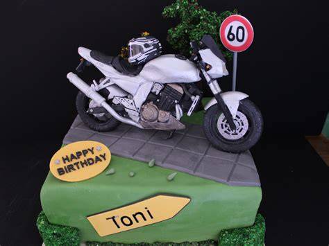 Motorrad aus Fondant auf Motivtorte