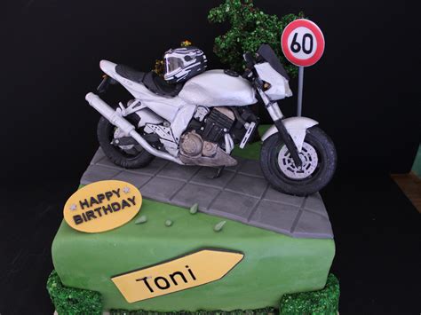 Motorrad-Torte, Tortenaufbau und Modellierung