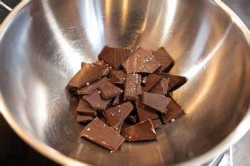 Mousse au Chocolat: Zubereitung im Wasserbad, luftig geschlagene Masse