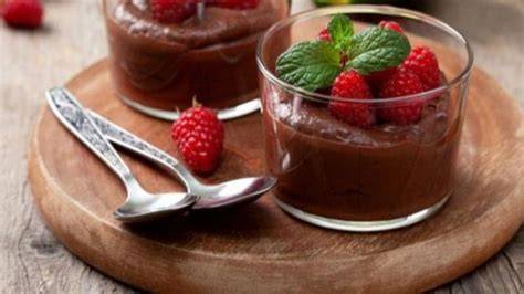 Mousse au Chocolat - cremig angerichtet in Gläsern, mit Schokoladenraspeln und frischen Früchten